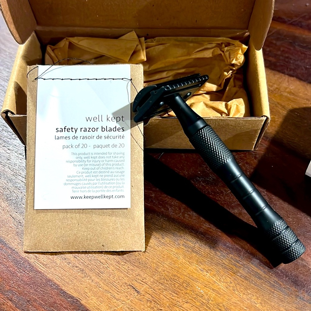 Well Kept Safety Razor with blades and blade disposal case